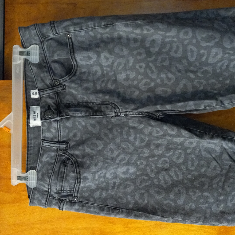 Miss Me Grey Leopard Print Mid Rise Skinny Jeans *Size 29*